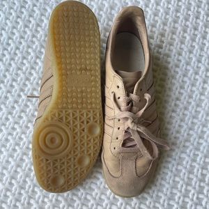 Nude Adidas Sambas